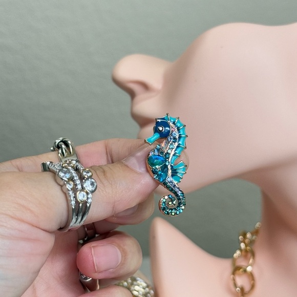 ⚜️❤️‍🔥 Ocean Seahorse Brooch  🌊 - Picture 7 of 9